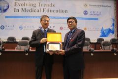Prof. Zhang Hong of JNU receiving a memento from Prof. Zhang Qiaogui of DLU.JPG